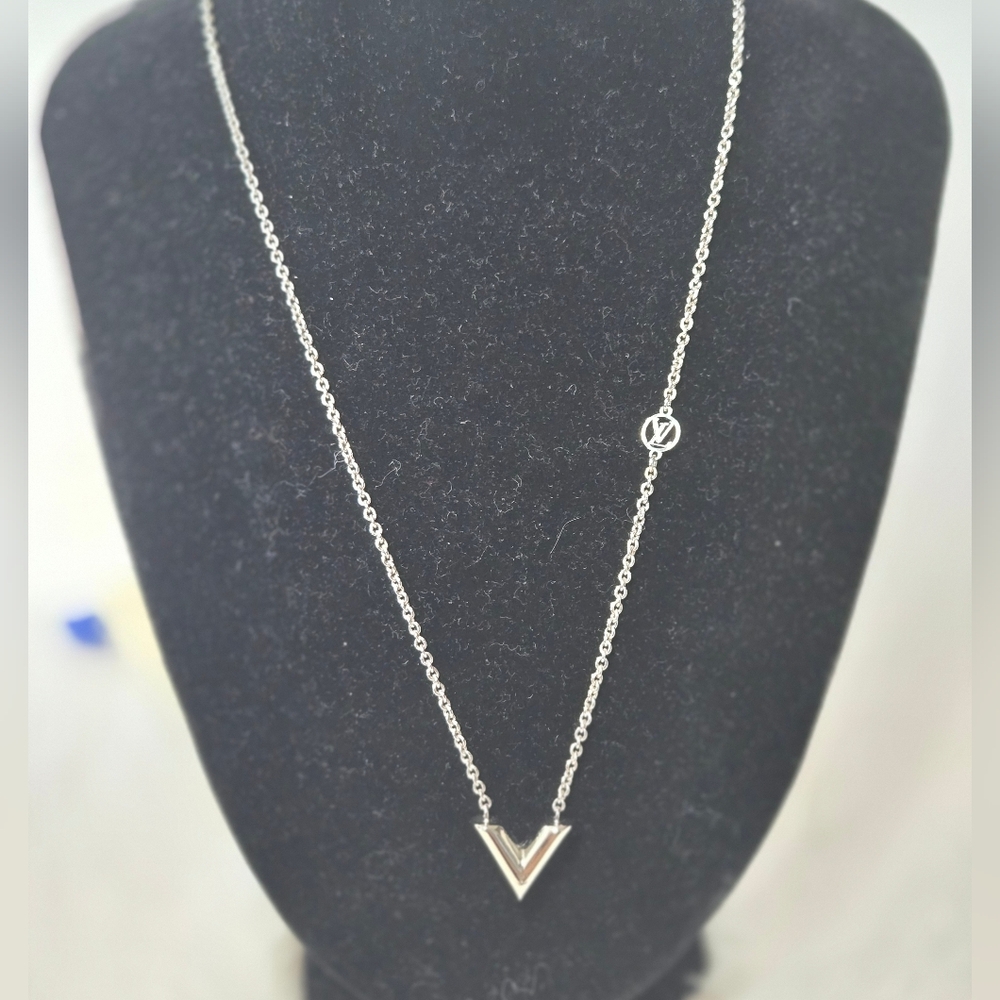 🔥 Louis Vuitton Essential V Supple Necklace Silver 🔥 - Picture 10 of 10